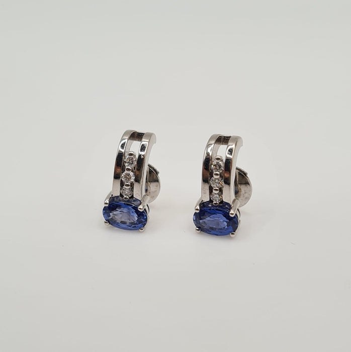 Pendientes de oro blanco engastados con zafiros y diamantes.