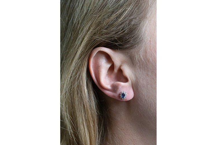 Boucles d'oreilles Paire de boucles d'oreilles en or 18 carats avec saphirs et diamants. 58 Facettes 10196