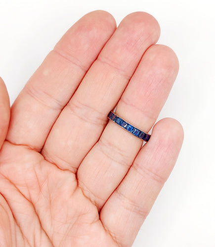 Bague 51 Alliance américaine or blanc, saphirs bleus calibrés synthétiques (circa 1950) 58 Facettes A06111