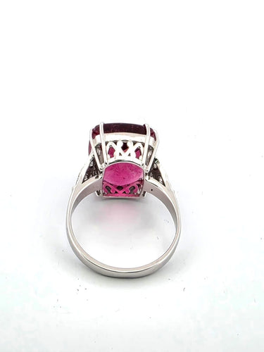 Bague 53 Bague en or blanc 18 carats de 1970, ornée d'une grande tourmaline naturelle et de diamants. 58 Facettes