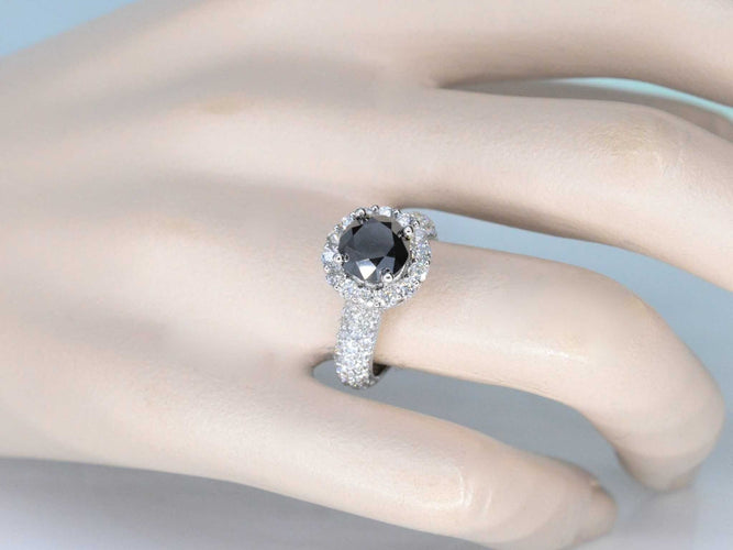 Bague 54 Bague entourage en or blanc avec gros diamants et un diamant noir 58 Facettes 2049