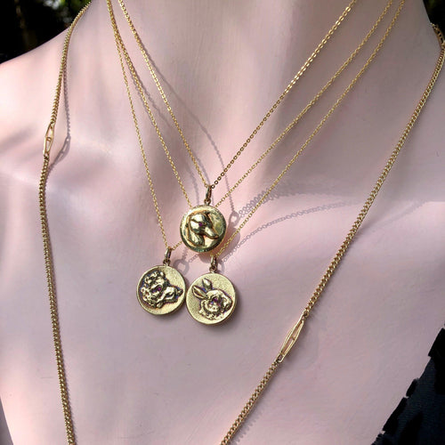 Pendentif Pendentif-charme sanglier signature d'inspiration victorienne en or 14 carats et rubis 58 Facettes