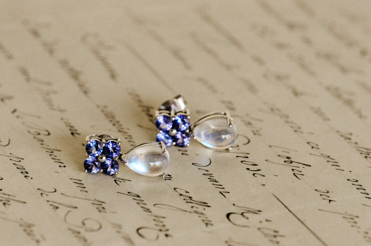 Boucles d'oreilles Boucles d'oreilles en or blanc, tanzanite et pierre de lune 58 Facettes