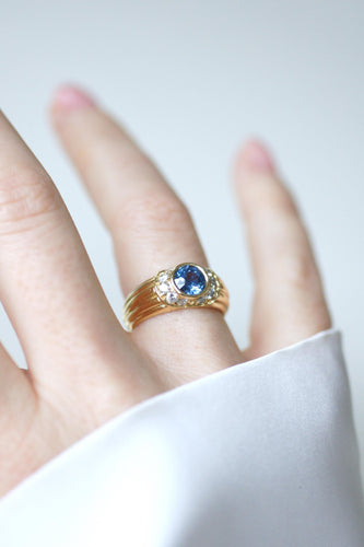 Bague 53 Bague jonc godronnée saphir de Ceylan et diamants en or jaune 18k 58 Facettes