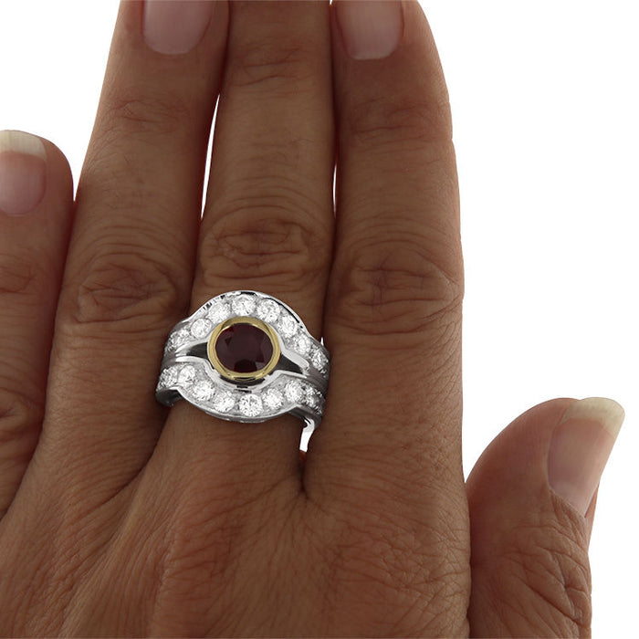 Wit- en geelgouden ring met robijnen en diamanten