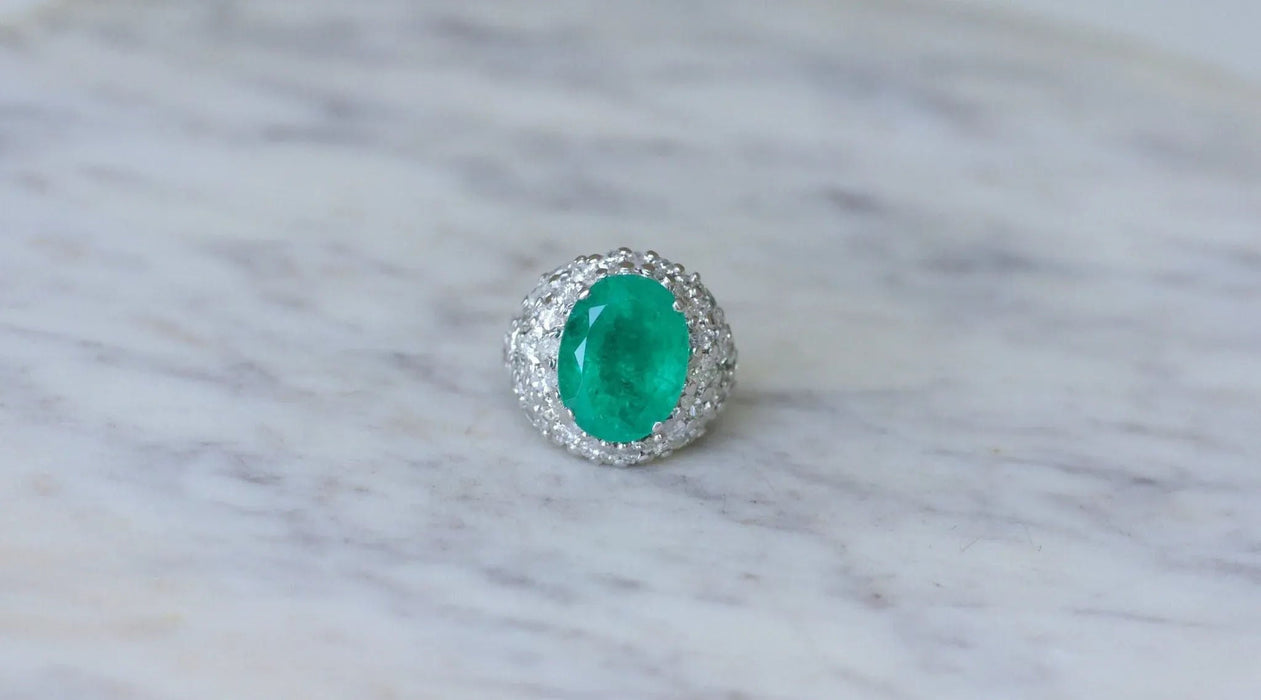 Cocktail ring in white gold with Colombian emerald and diamonds