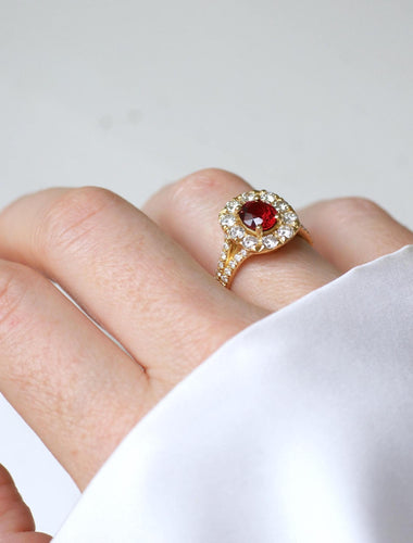 Inel Margareta spinel înconjurat de diamante