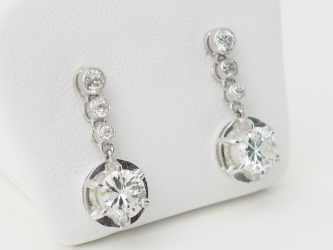 Boucles d'oreilles Paire de dormeuses anciennes en or blanc et diamants 58 Facettes 32108