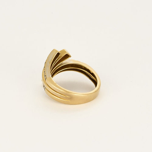 Pierścionek z żółtego złota z rowkami i diamentami 