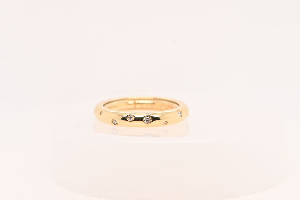 Ring aus Gelbgold mit Diamanten im Brillantschliff