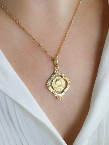 Pendentif AUGIS Médaille Art Nouveau "Du plus heureux des jours je rappelle les heures" 58 Facettes 1153.7