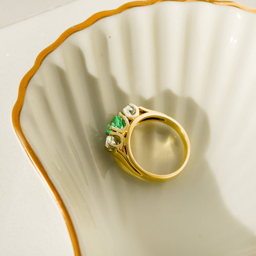 Guldring indfattet med diamanter og smaragder – det ypperste inden for luksus 