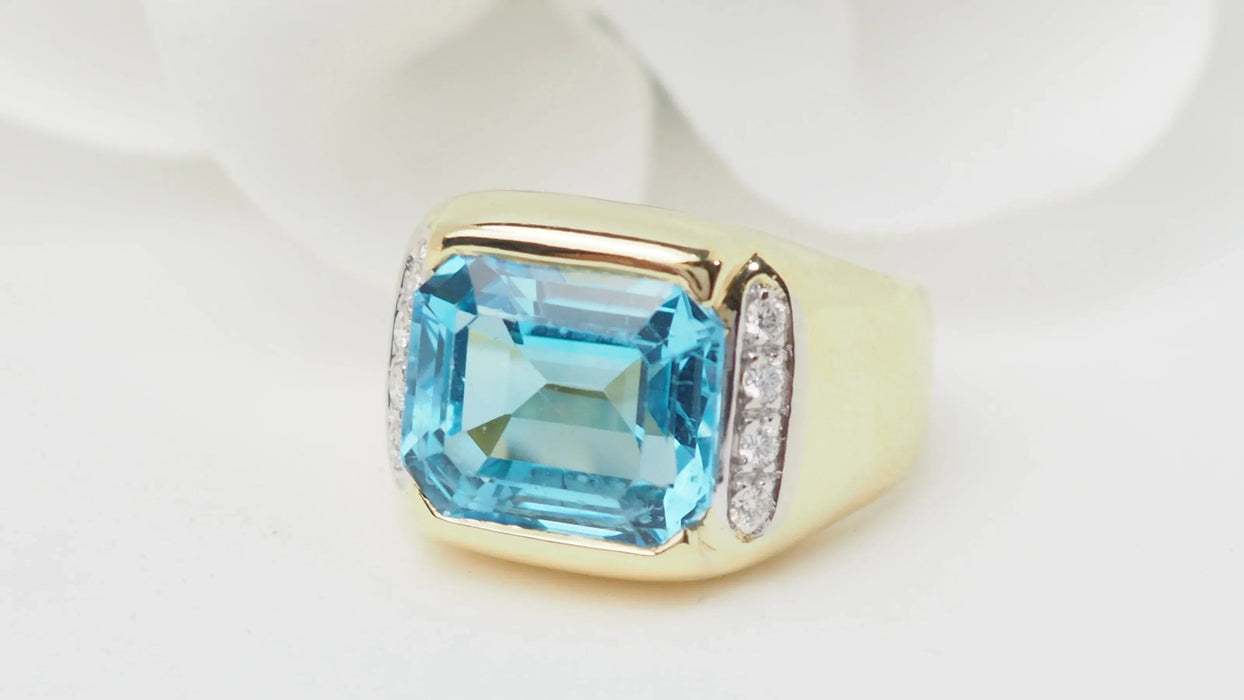 Bague 52 Bague en or jaune, Topaze bleue et diamants 58 Facettes 32748