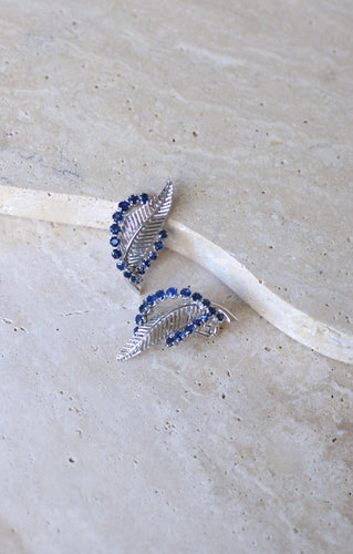 Boucles d'oreilles Clips Plume Or Blanc et Saphirs Années 60 58 Facettes