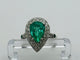 Bague Bague en platine avec une émeraude naturelle taille poire, entourée de diamants. 58 Facettes 50159