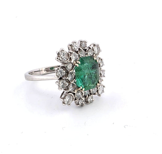 Bague 55 Magnifique bague en or blanc avec une émeraude centrale et des diamants tout autour. 58 Facettes