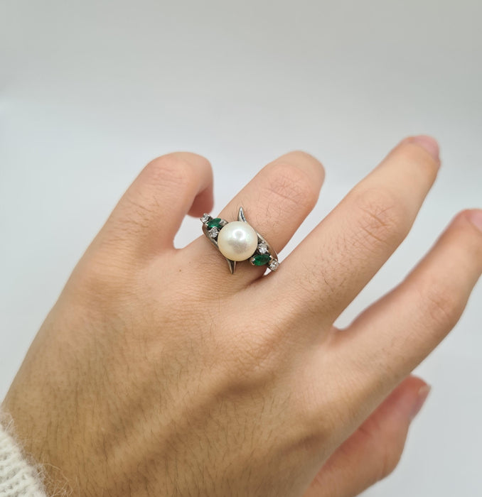 Anello in oro bianco con perla coltivata, diamanti e smeraldi