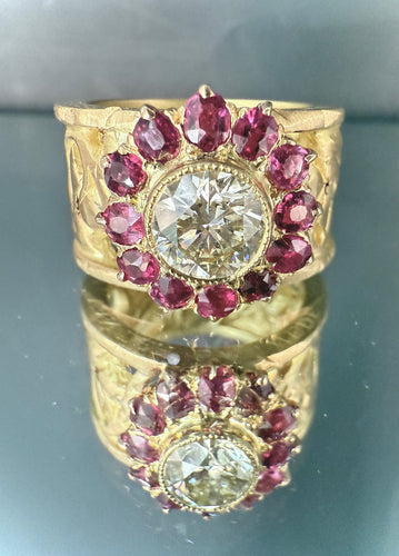 Anel de ouro amarelo cravejado com um diamante de 1,50 quilates