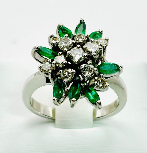 Bague 55 Bague en or blanc avec émeraudes et diamants 58 Facettes 50254