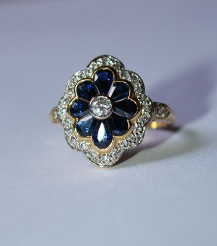 Bague 54 Bague Fleur or jaune, diamants, saphirs 58 Facettes 595