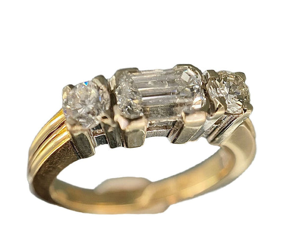 Bague 52 Bague or blanc sertie d'un diamant taillé en baguette entouré de deux brillants 58 Facettes