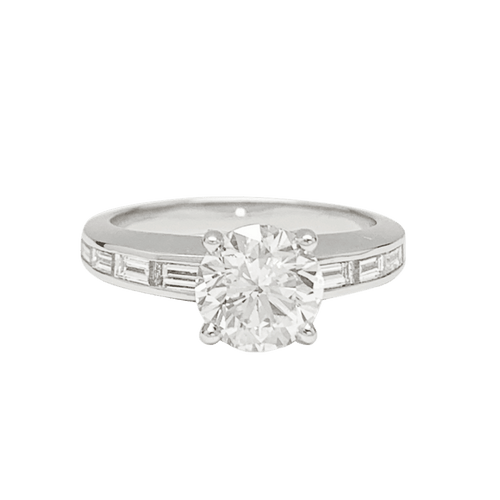 Anello Solitario accompagnato da diamanti baguette. 