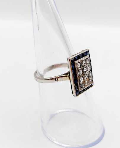 Pierścionek marquise art déco z białego złota 18k z diamentami i szafirami kalibrowanymi (około 1920) 