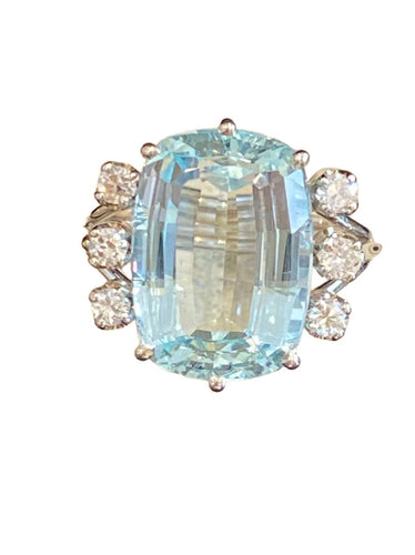 Bague 54 Bague cocktail en or gris ornée d'une aigue-marine et diamants 58 Facettes