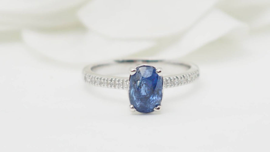 Bague 54 Bague en or blanc, saphir ovale et diamants 58 Facettes 29190