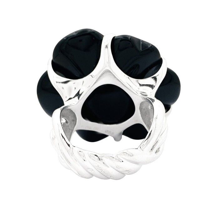 Bague 55 Bague Chanel, modèle "Camélia", en or blanc et onyx. 58 Facettes 34027