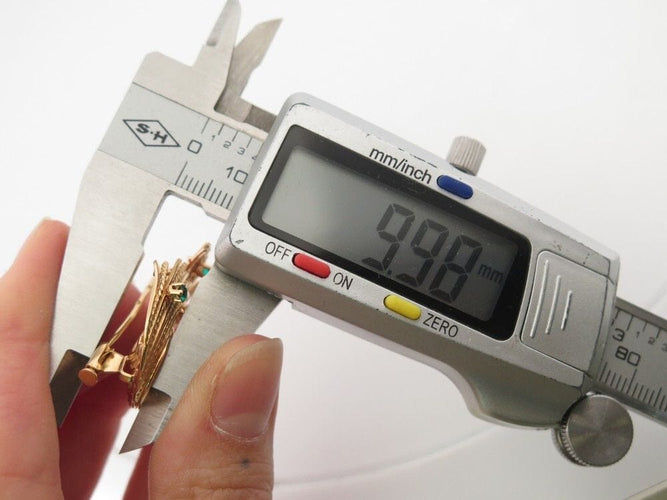 Broche vintage broche epingle tourbillon torsadee or emeraudes 58 Facettes 260447