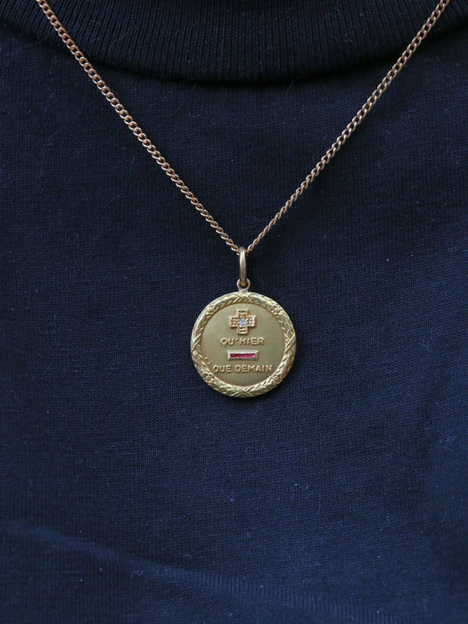 Pendentif AUGIS - Médaille ronde Plus qu’hier moins que demain 58 Facettes 678