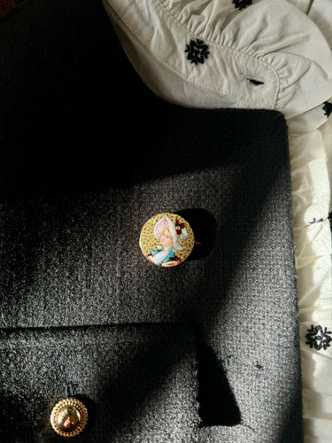 Broche ‘Vrouw met hoed’ in geel goud en e-mail