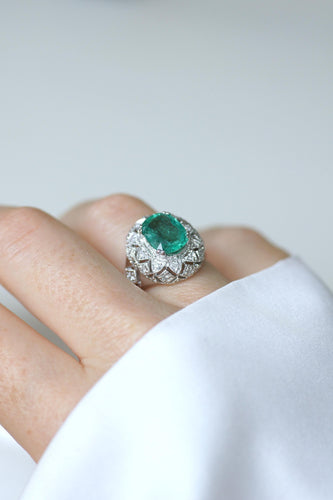 Bague Dôme Style Art Déco Emeraude 2,58 Cts et Diamants 58 Facettes