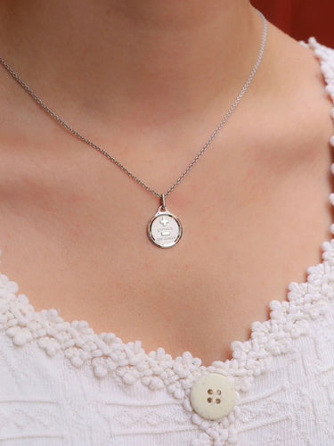 Pendentif Médaille amour AUGIS ronde or blanc Plus qu'hier Moins que demain 58 Facettes J631