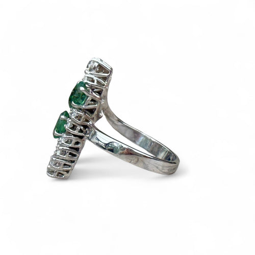Bague 55 Bague or blanc, émeraudes diamants 58 Facettes 235