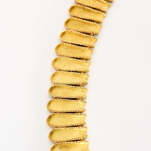 Collier Collier de passementerie en or jaune guilloché et ciselé 58 Facettes SQU3311