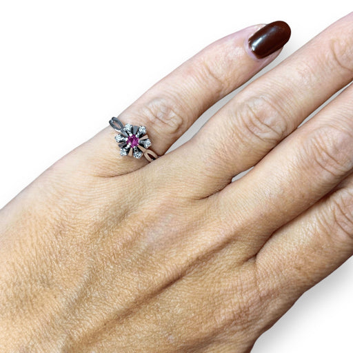 Bague 49 Bague marguerite or blanc, rubis, diamants 58 Facettes 229