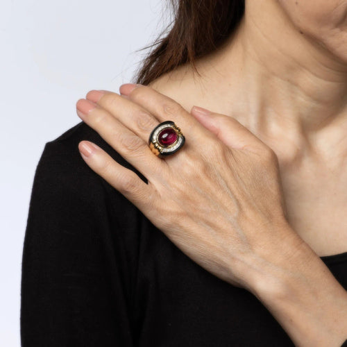 Vintage prsten z 18k zlata s diamanty a růžovým turmalínem a onyxem z 80. let, velikost 7,5