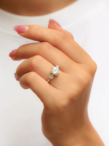 Bague 51.5 Bague trilogie or blanc diamant rond 2.07 ct diamants poires 58 Facettes 977