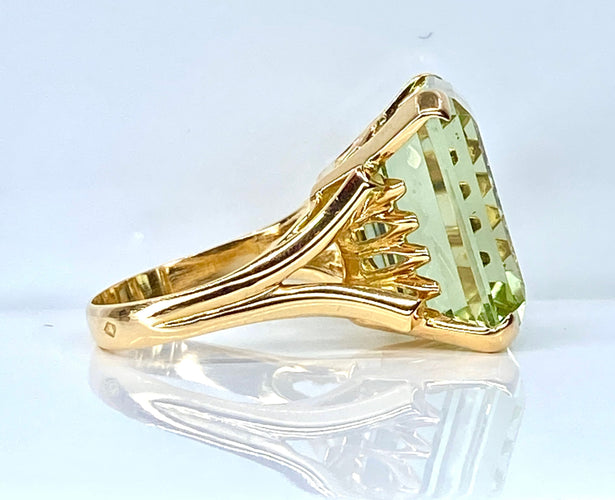 Anillo de oro amarillo y berilo verde de 20 quilates 