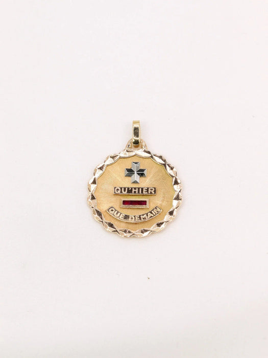 Pendentif AUGIS - Médaille amour ronde plus qu'hier moins que demain or jaune rubis 58 Facettes J472