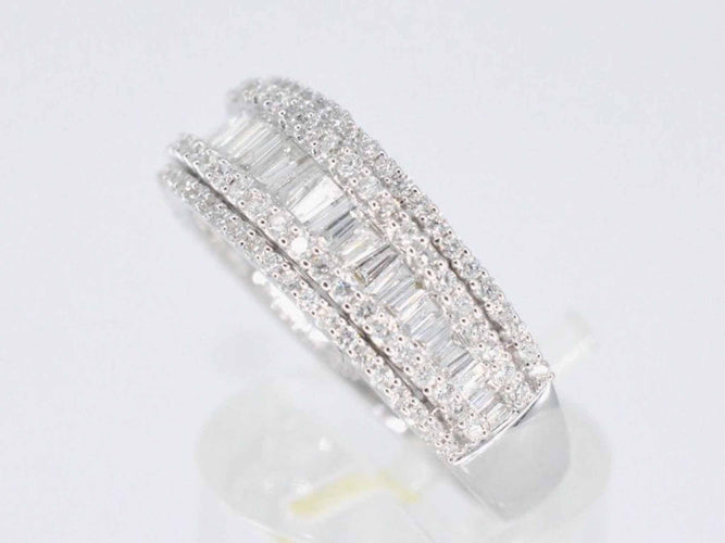 Bague 54 Bague en or blanc avec cinq rangées de diamants 58 Facettes 2084
