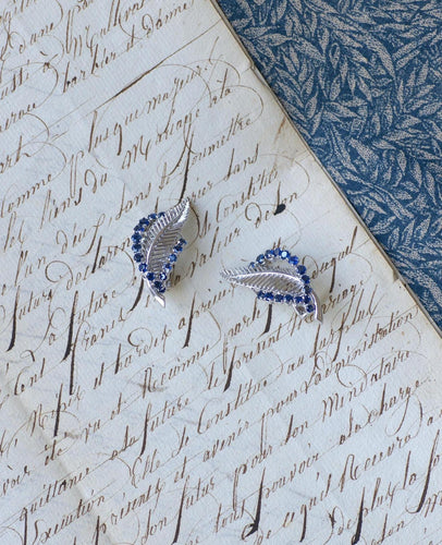 Boucles d'oreilles Clips Plume Or Blanc et Saphirs Années 60 58 Facettes