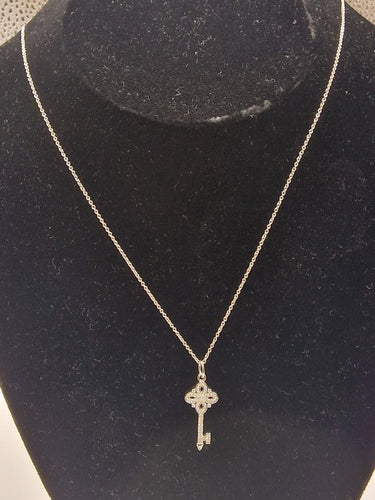 Tiffany & Co. - Schlüsselanhänger-Halskette Victoria aus Weißgold und Diamanten Mini mit Kette 