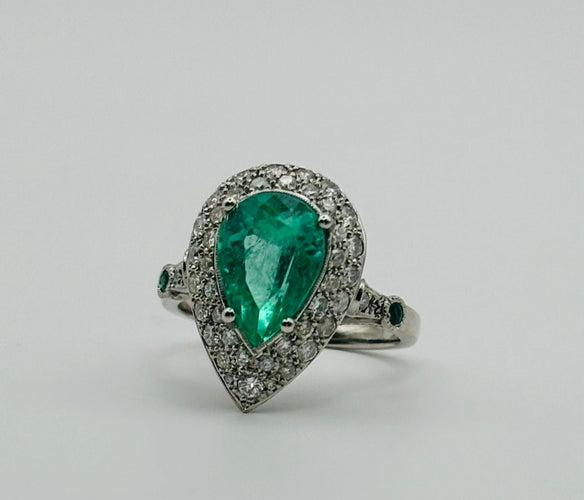 Bague Bague en platine avec une émeraude naturelle taille poire, entourée de diamants. 58 Facettes 50159