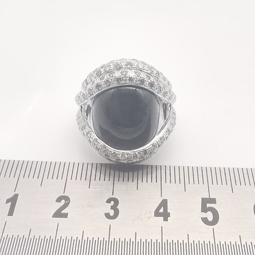 Bague 54 Bague or blanc, onyx & diamants 58 Facettes