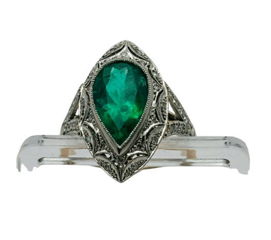 Bague Bague en or blanc et platine, émeraude naturelle en forme de poire sertie de diamants. 58 Facettes 50160