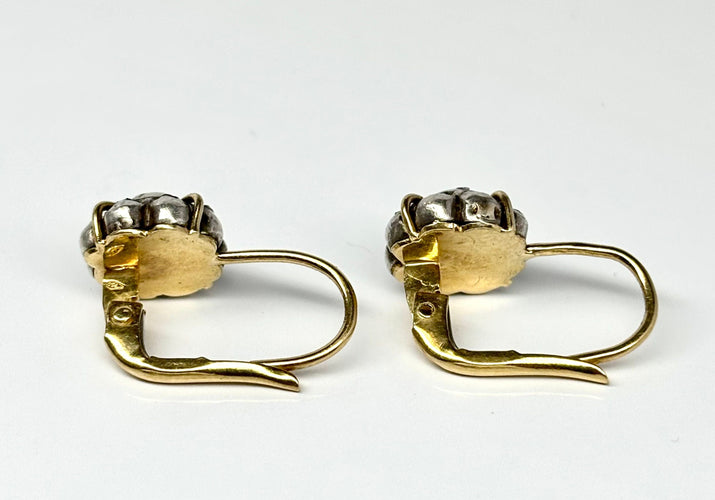 Boucles d'oreilles Boucles d'oreilles en or jaune et argent 916, serties de diamants taille rose, datant du début du XXe siècle. 58 Facettes E18