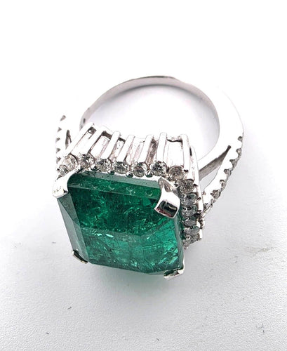 Bague 48 Bague en or blanc avec émeraude et diamants 58 Facettes